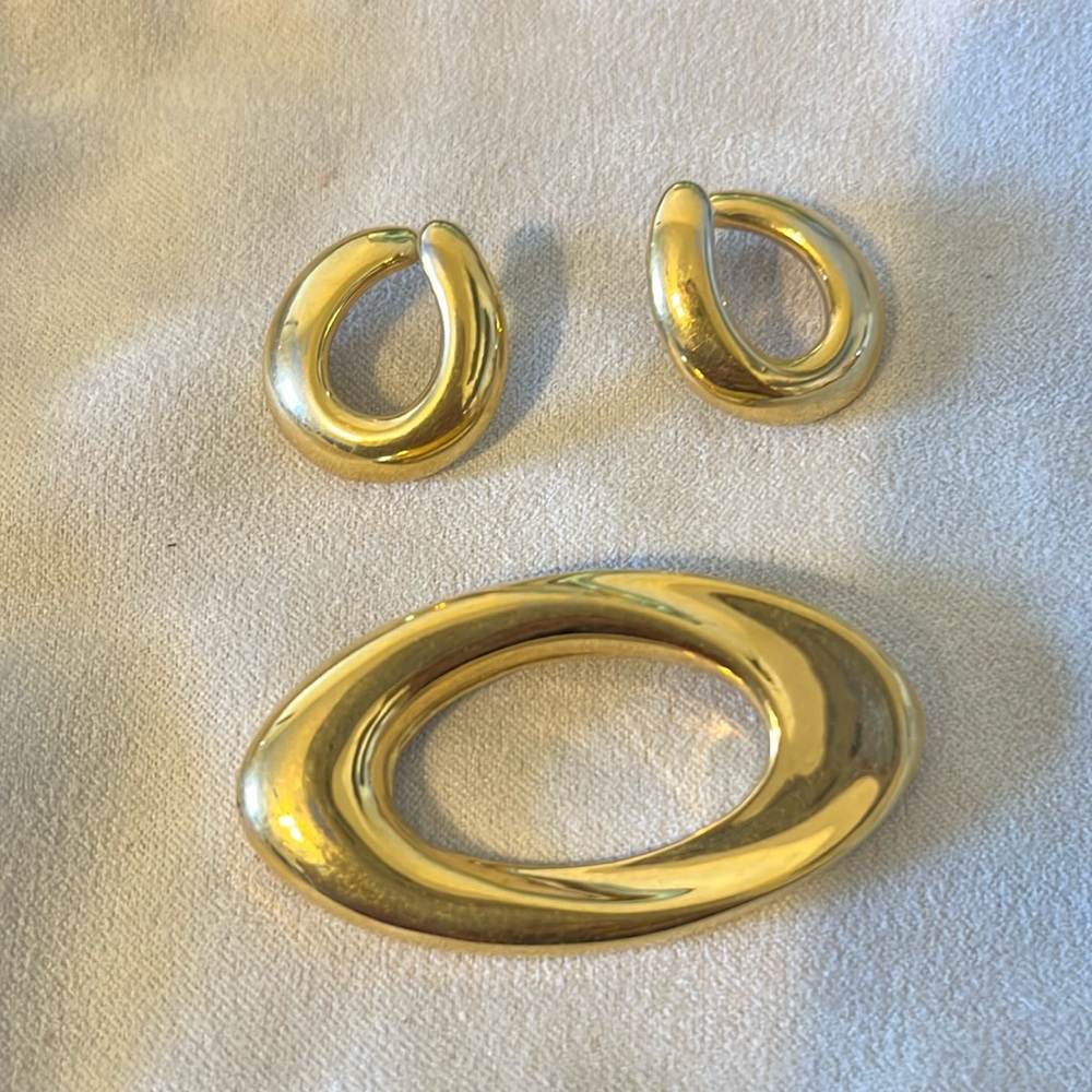 Vintage gold tone swirl oval brooch and earrings.